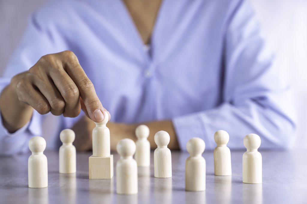 O sócio investidor é alguém que injeta dinheiro na sua empresa e ainda assume responsabilidades na gestão e nas decisões empresariais.