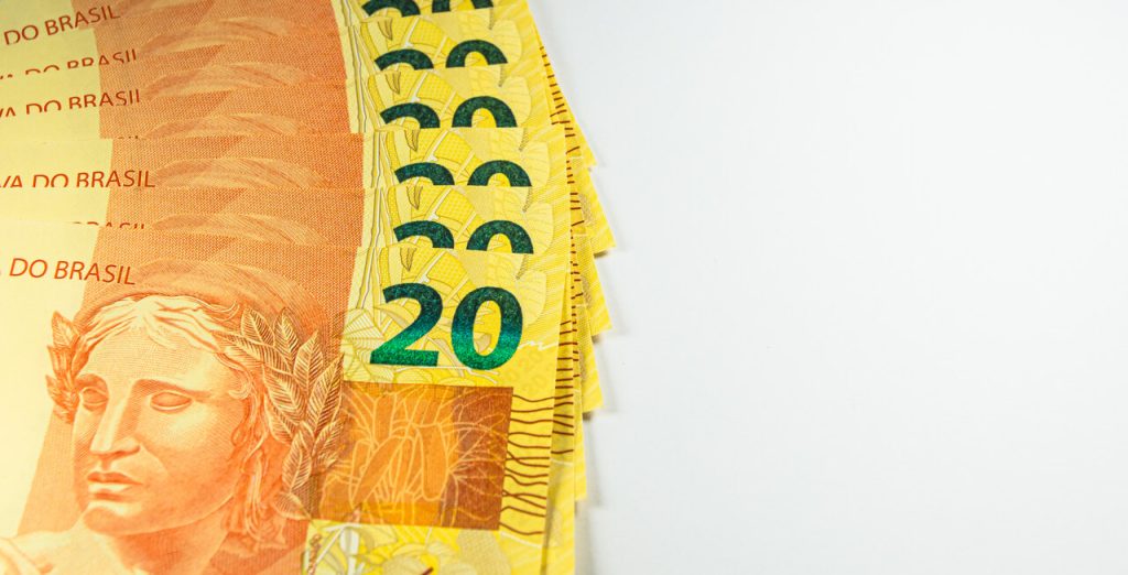 O real registrou a maior desvalorização entre as 20 principais moedas globais em 2024, acumulando perdas de 21,52% até 17 de dezembro.