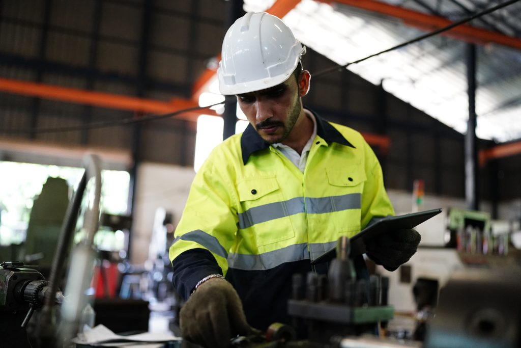 A produção industrial nacional registrou queda de 0,2% em outubro, interrompendo a sequência de crescimento acumulado nos dois meses anteriores.