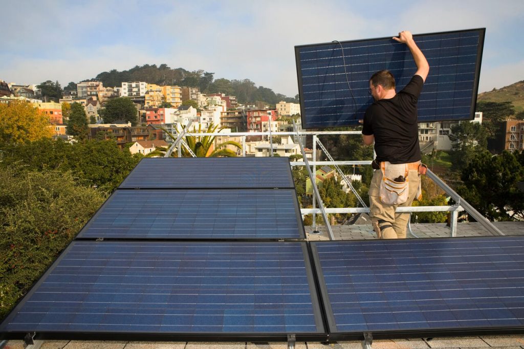 O Brasil atingiu um marco significativo ao ultrapassar 3 milhões de residências beneficiadas por energia solar, conforme dados recentes da Aneel.