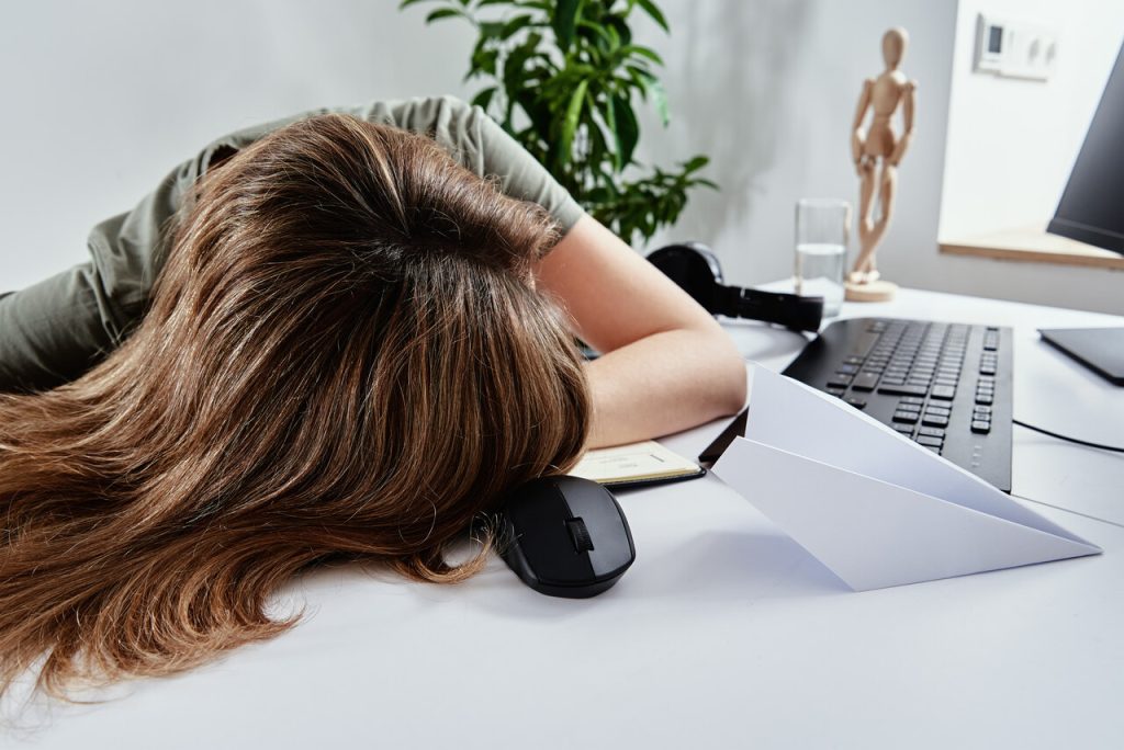 Detectar o burnout nos primeiros estágios pode ser desafiador, já que muitos dos sintomas são subtis.