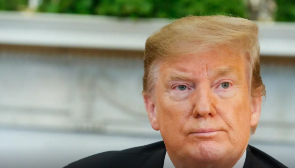 A proposta de Donald Trump de aumentar as tarifas de importação segue uma linha protecionista que visa fortalecer a indústria norte-americana.