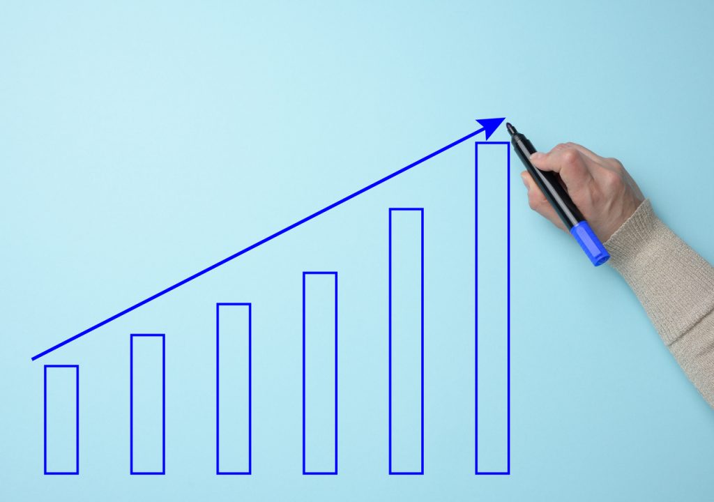 O Banco Central busca controlar a inflação por meio da taxa básica de juros, a Selic, atualmente fixada em 13,25% ao ano.