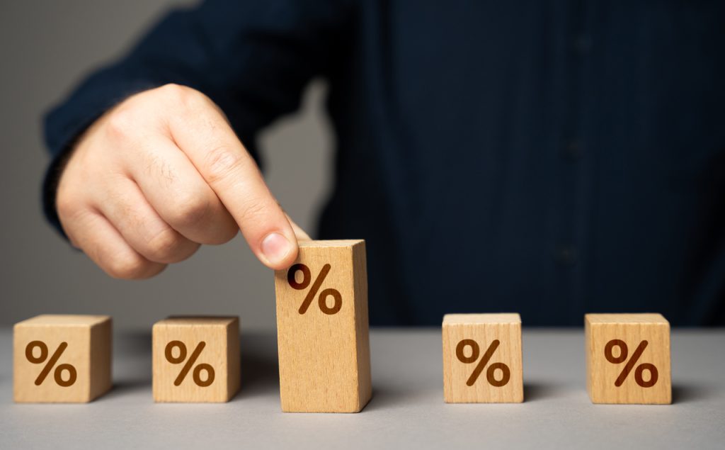 Para conter a inflação, o Banco Central utiliza a taxa básica de juros, a Selic, atualmente fixada em 13,25% ao ano pelo Comitê de Política Monetária (Copom).