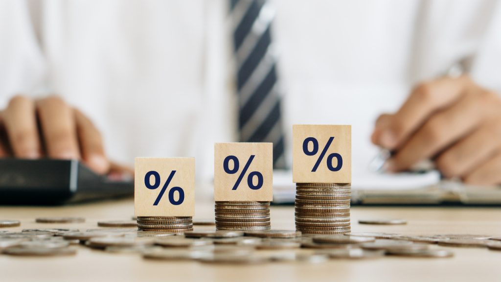 A taxa básica de juros da economia, a Selic, deve sofrer um novo aumento de um ponto percentual (p.p) em março, segundo a ata da reunião do Comitê de Política Monetária (Copom).