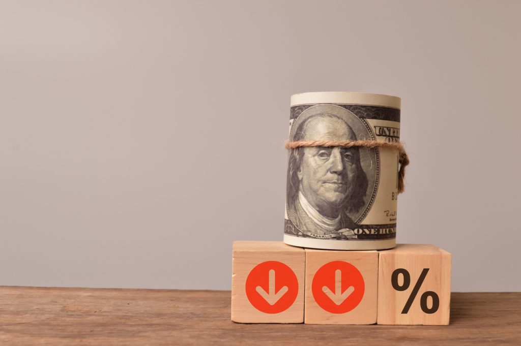 O dólar opera em leve queda frente ao real nesta sexta-feira (7), após uma abertura ligeiramente positiva.