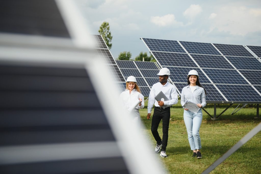 A geração de energia solar no Brasil ultrapassou a marca de 55 gigawatts (GW) de potência instalada operacional.