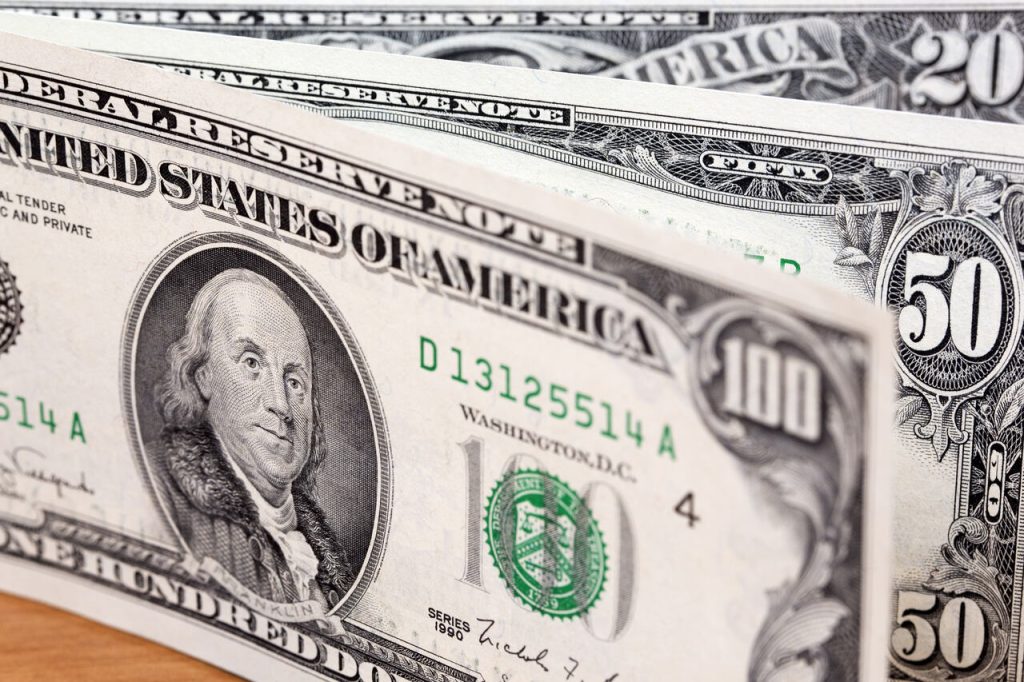 Uma das mudanças mais significativas observadas no Boletim Focus foi a revisão das estimativas para o dólar.