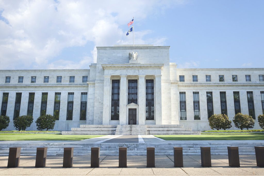 Em uma entrevista recente, Donald Trump afirmou que não pretende destituir Jerome Powell da presidência do Federal Reserve antes do fim de seu mandato, previsto para maio de 2026.